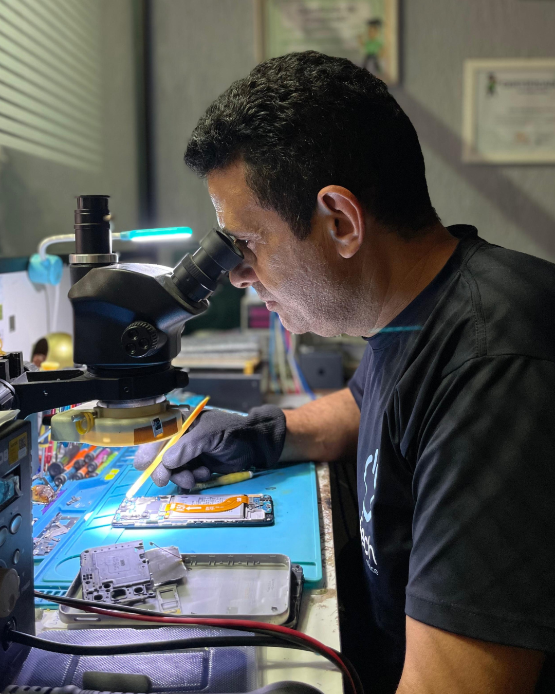 Técnico especializado realizando reparo